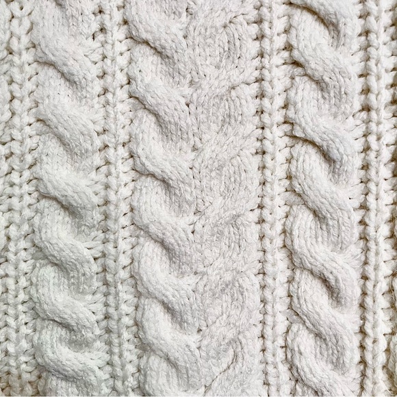 NWT H&M Thick Cable Knit V-Neckline Relaxed Fit Sweater Vest in Soft White - Picture 7 of 16